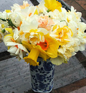 Daffs Vase Table